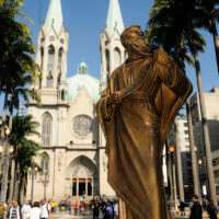Monumento a São Paulo Apostolo –   Imagem de São Paulo Apostolo, colocada na Praça da Sé, centro da cidade de São Paulo, em homenagem aos 2000 mil anos de nascimento do Apostolo e encerramento do Ano Santo Paulino.O monumento foi um presente da Arquidioc