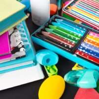 Material-escolar-para-educacao-infantil-o-que-comprar-Foto-de-alguns-materiais-escolares-espalhados-Atacadao