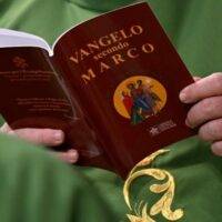 Papa com livro_Vatican News