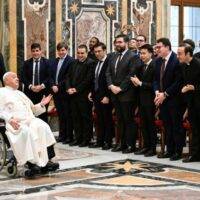 Papa com seminaistas de Córdoba_Vatican Media
