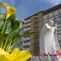 Hospital Gemelli flor amarela_Vatican Media