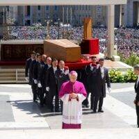 30 capa papa francisco velorio exequias200 alta resolucao_Vatican Media