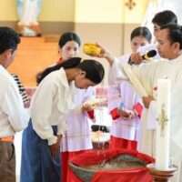 Camboja-185-jovens-sao-batizados-durante-a-Vigilia-Pascal-1