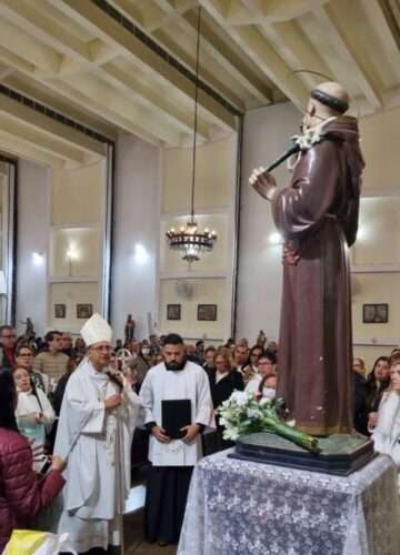 Na Barra Funda, fiéis celebram o padroeiro Santo Antônio