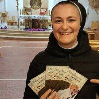 Freira plolnesa reza pelos padres_Vatican Media