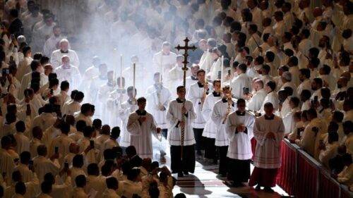 Papa: ‘Um sacerdote santo faz florescer, à sua volta, a santidade’
