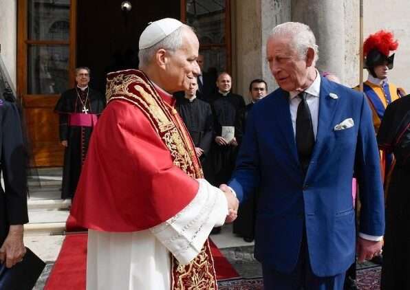 Papa e família real britânica fazem oração ecumênica na Capela Sistina
