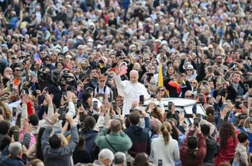 Papa: Jesus Ressuscitado cura a tristeza que paralisa o coração