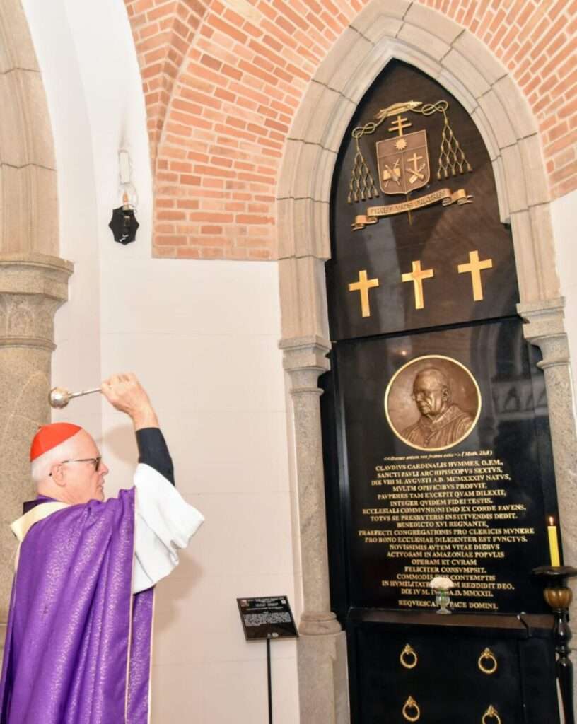Na Catedral da Sé, Cardeal Scherer preside missa em sufrágio dos bispos, padres e leigos consagrados falecidos