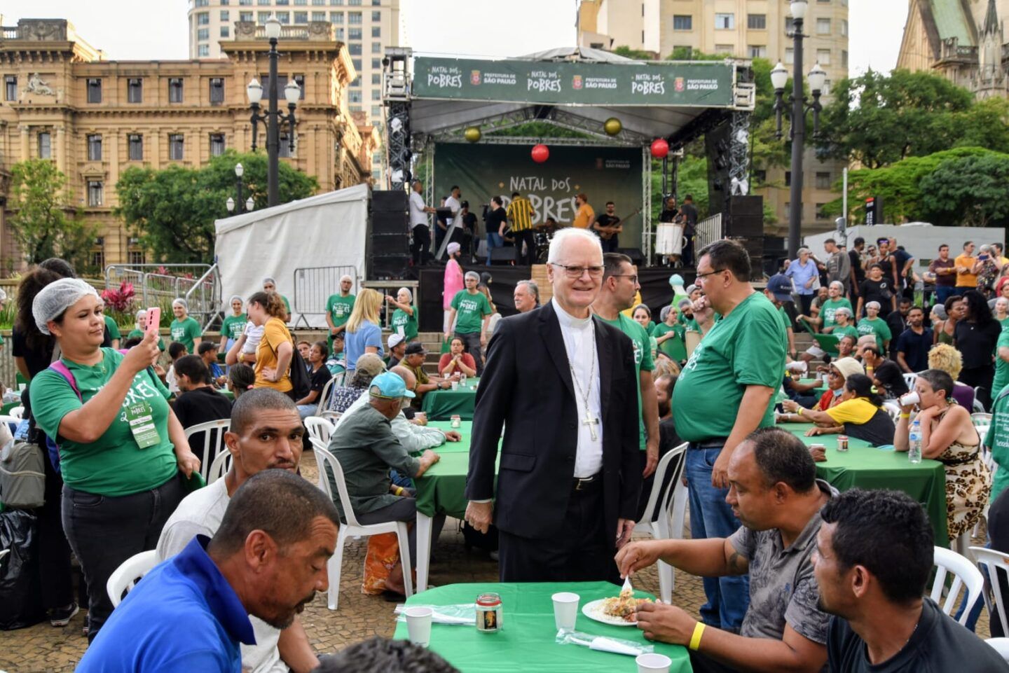 Arquidiocese e Aliança de Misericórdia fazem a maior ceia de Natal a céu aberto - Jornal O São Paulo