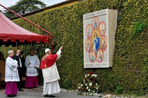 Nos Jardins Vaticanos, Papa inaugura mosaico mariano e imagem de Santa Rosa de Lima