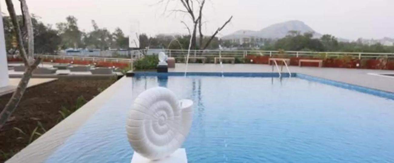 Swimming pool Kunal Iconia