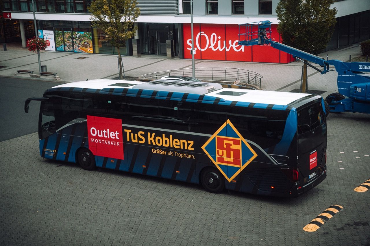 Der Outlet Shuttle mit dem Branding von Outlet Montabaur und TuS Koblenz