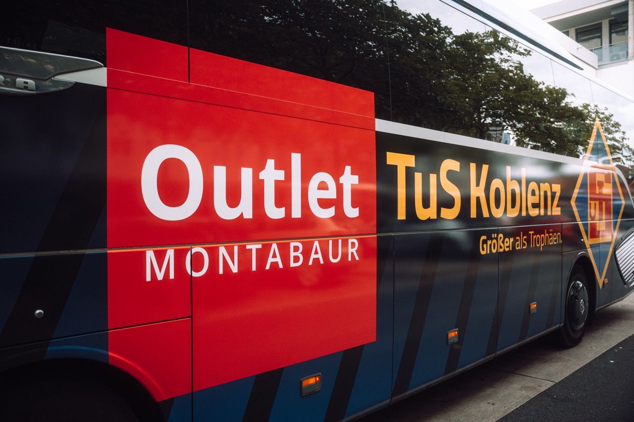 Der gemeinsame Bus von Outlet Montabaur und TuS Koblenz