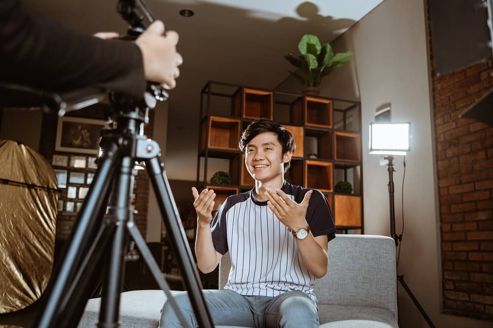 Guy shooting a vlog at home with a simple lighting setup