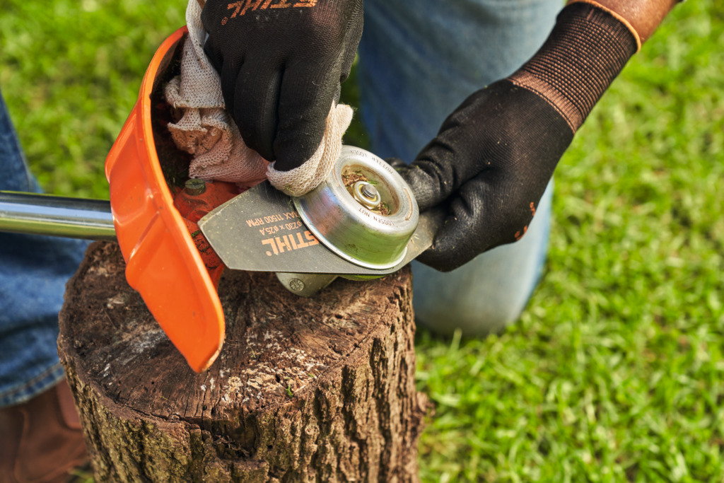 Mixing fuel mixture for petrol chainsaw