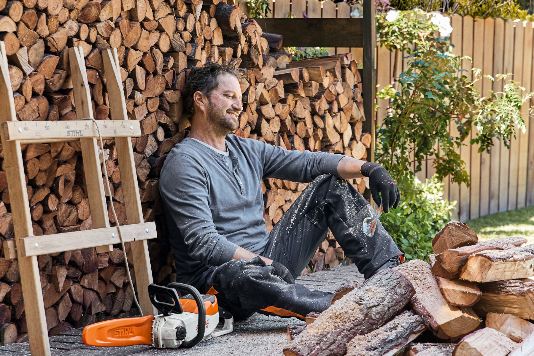 Cutting your firewood with saw