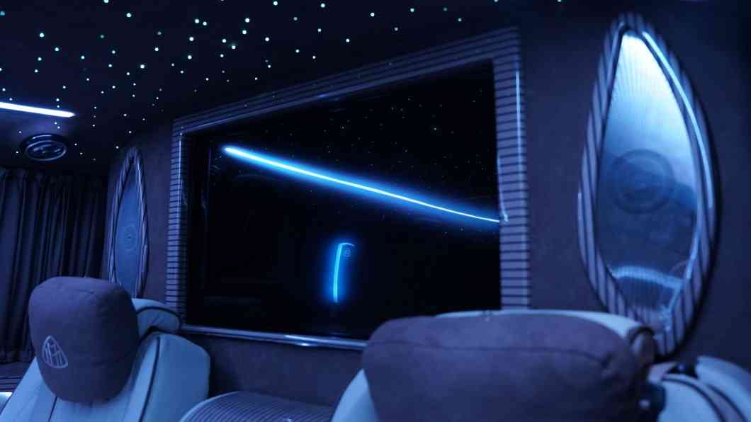 Console centrale van Maybach avec éclairage LED ambiance et commandes tactiles