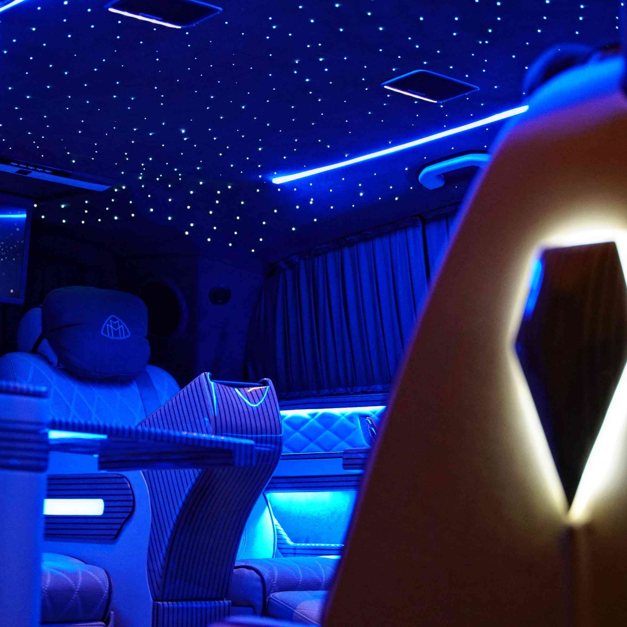 Van VIP noir devant terminal aéroport CDG