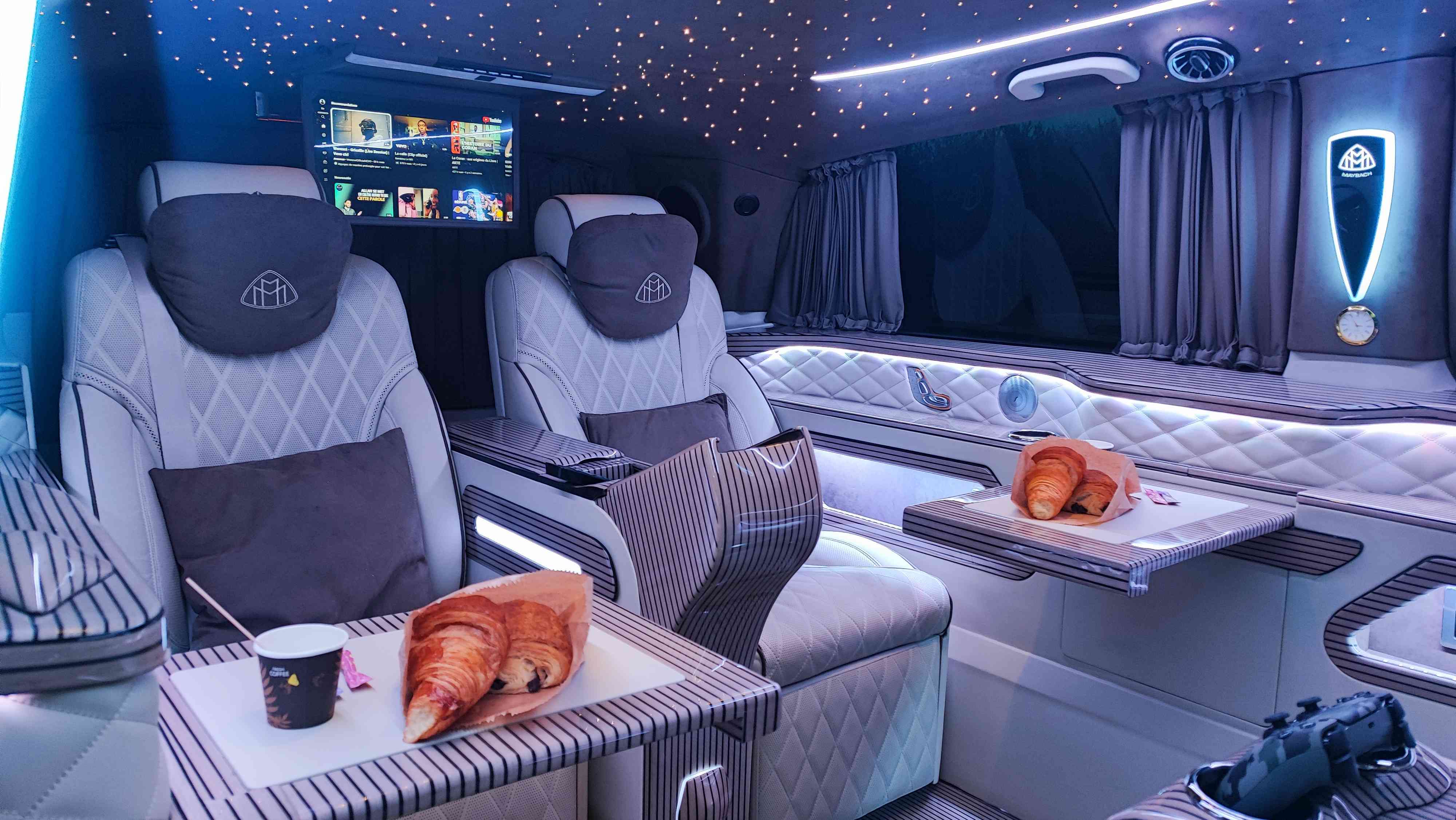 Van Mercedes Maybach devant palace parisien de nuit