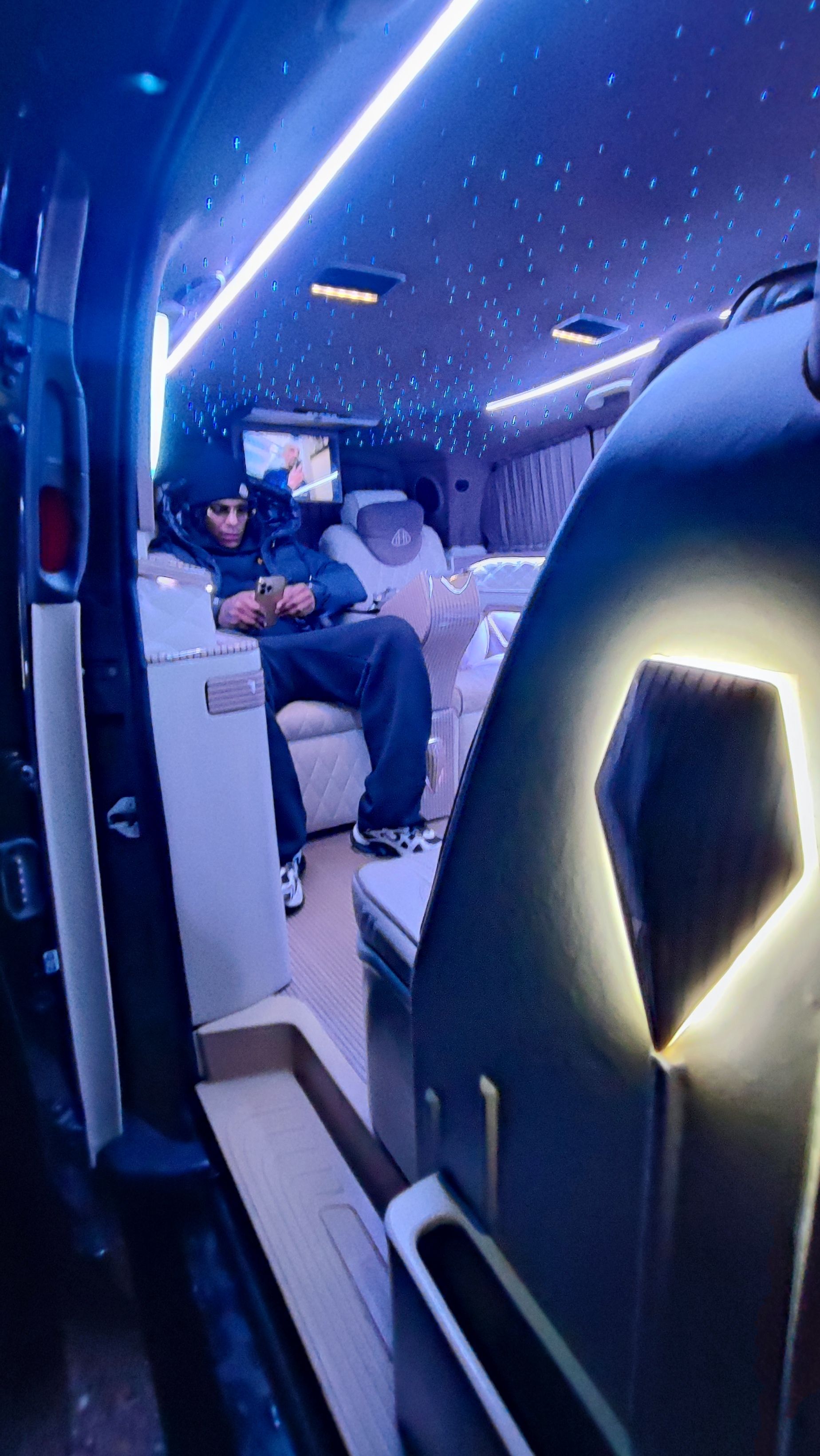 Artiste transport premium Paris - VTC Pour Tous service VIP van Maybach célébrité