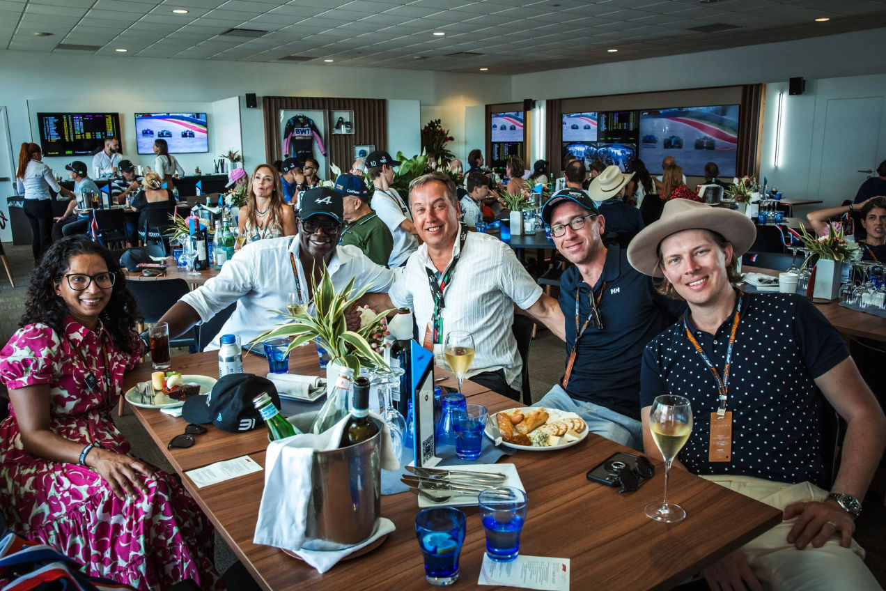 F1-fans genieten van het eten en drinken in de Alpine Paddock Lounge