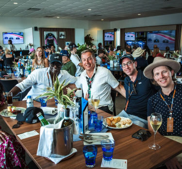 F1-Fans genießen die Speisen und Getränke in der Alpine Paddock Lounge