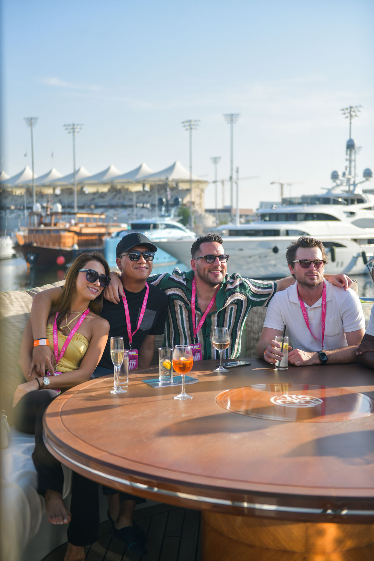 Gasten van het Yacht VIP Hospitality genieten van een drankje op het jacht