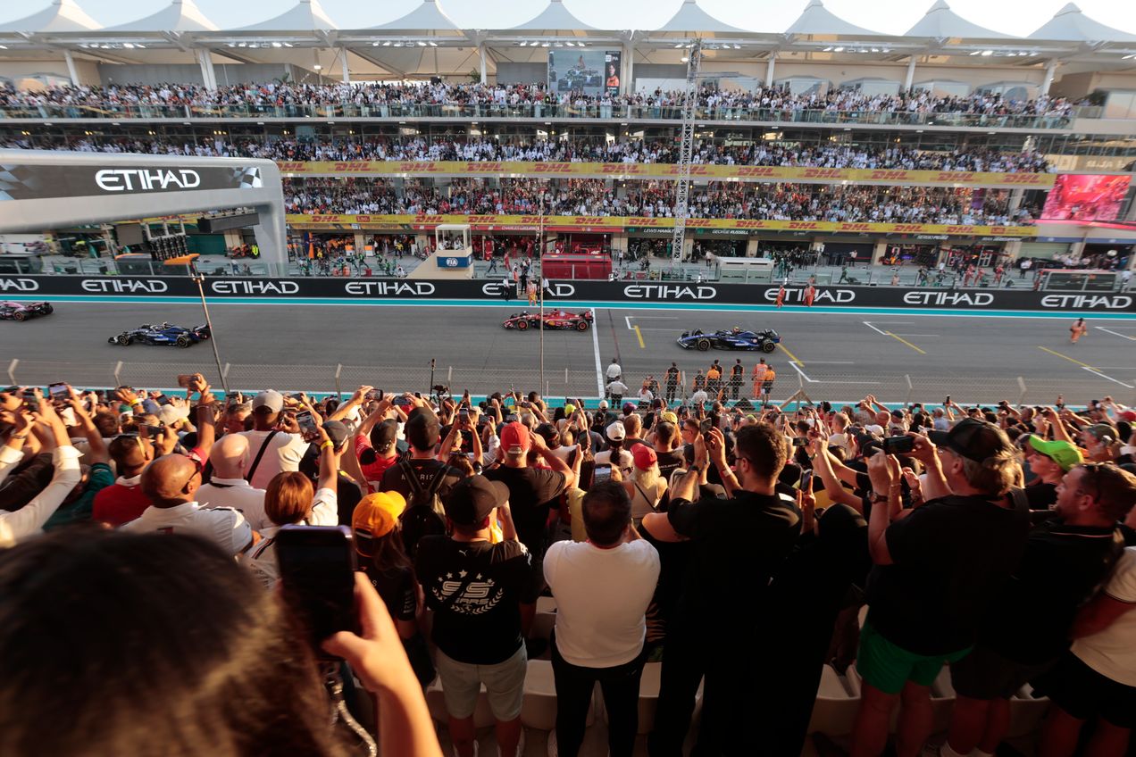 Le départ du GP d'Abu Dhabi, vu depuis la tribune principale