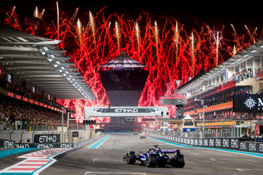 Feuerwerk, wenn die F1-Autos zum letzten Mal die Hauptgerade hinunterfahren