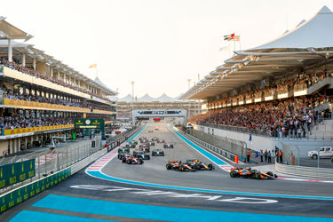 Fans beobachten von den Tribünen aus den Start der F1-Autos beim GP von Abu Dhabi