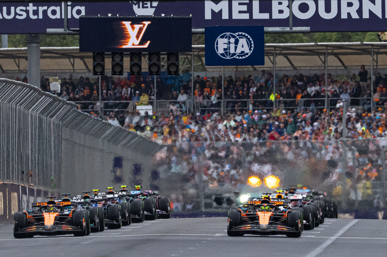 F1-Autos machen sich auf der Startaufstellung für den Start des Grand Prix von Australien bereit
