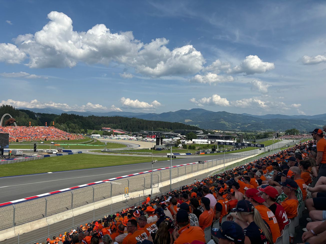 Les fans des tribunes F/G/H/I sur le Red Bull Ring pendant le GP d'Autriche