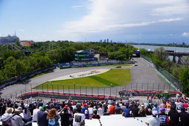 Fans sur la tribune T31 du circuit Gilles Villeneuve avec la ligne d'horizon de Montréal en arrière-plan