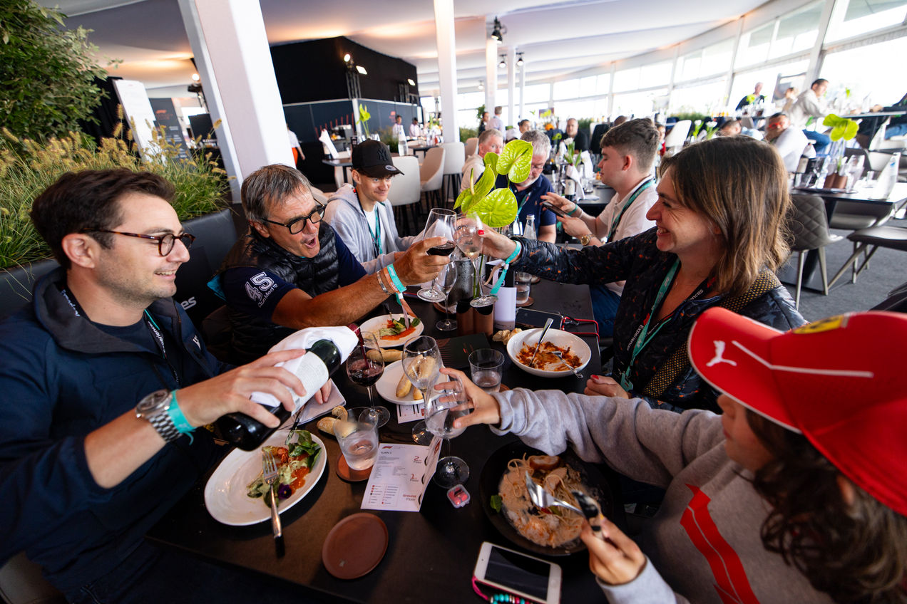 Les invités se régalent au Paddock Club du circuit de Zandvoort