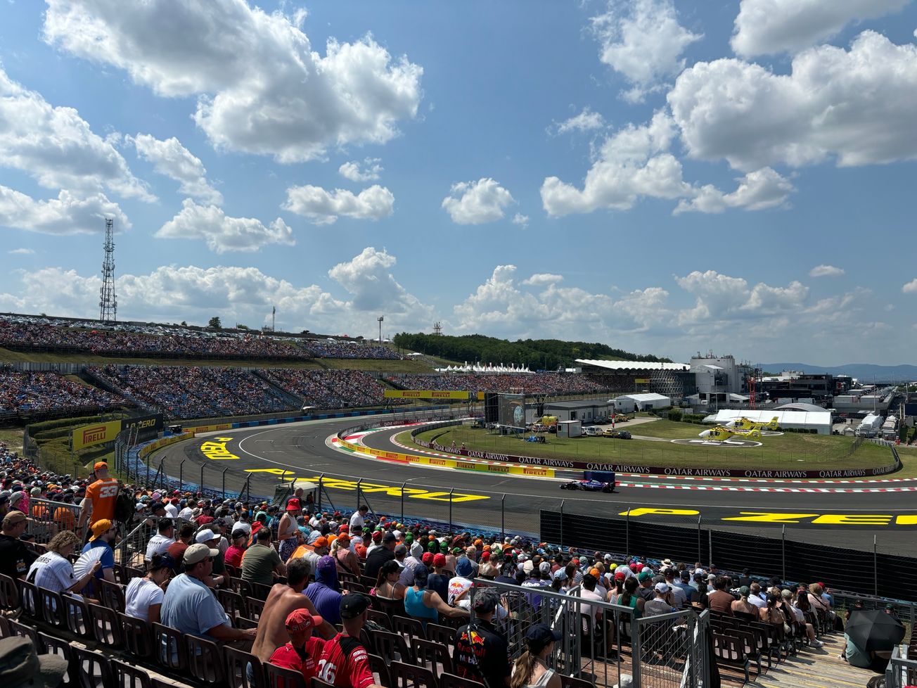 Fans op de Red Bull tribune op de Hungaroring zien de F1-auto's voorbij rijdenZilver 3 tribune geeft de fans een geweldig overzicht van de Hungaroring