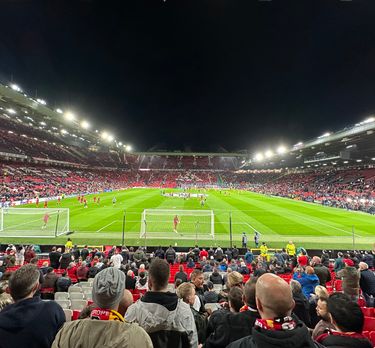 Uitzicht vanaf achter het doel in Old Trafford tijdens een Manchester United-wedstrijd
