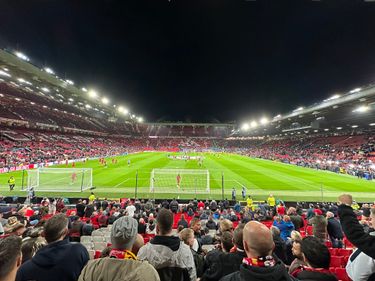 Vista desde detrás de la portería en Old Trafford durante un partido del Manchester United