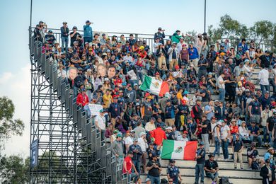 Begeisterte Fans auf Tribüne 5 während des GP von Mexiko