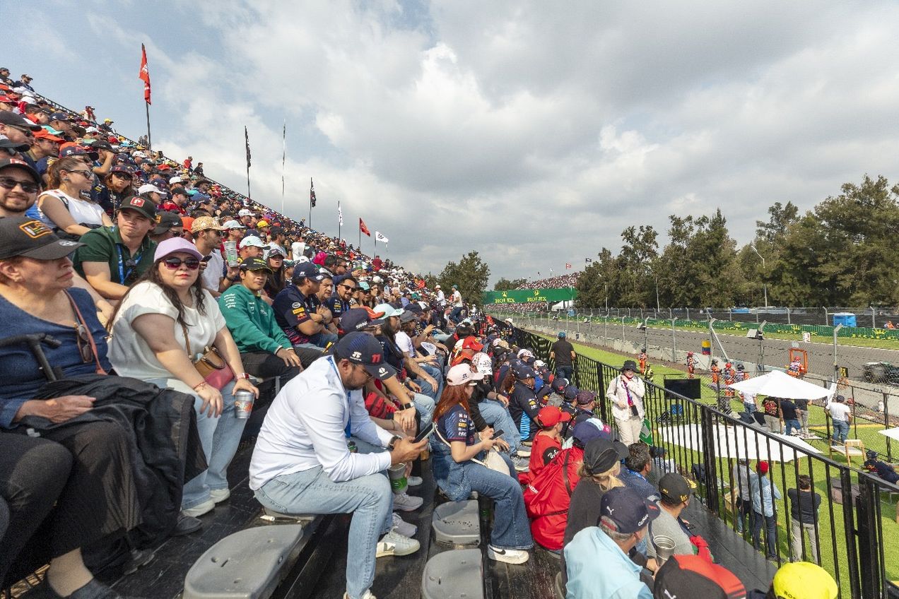 Aficionados en el GP de México viendo la carrera desde la tribuna 8