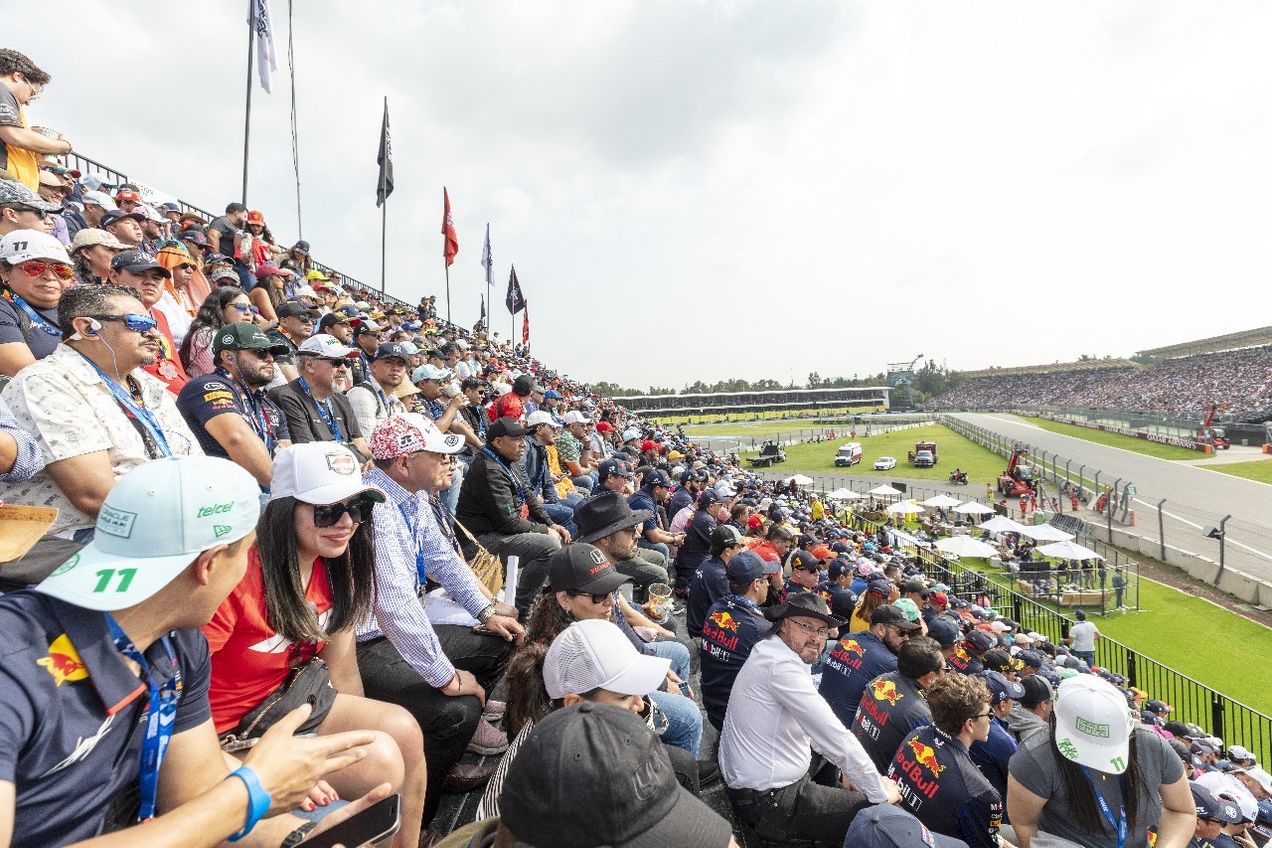 Aficionados en la Tribuna 9 del Autódromo Hermanos Rodríguez viendo el GP