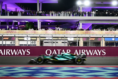 F1-auto racet langs de paddocks tijdens de GP van Qatar