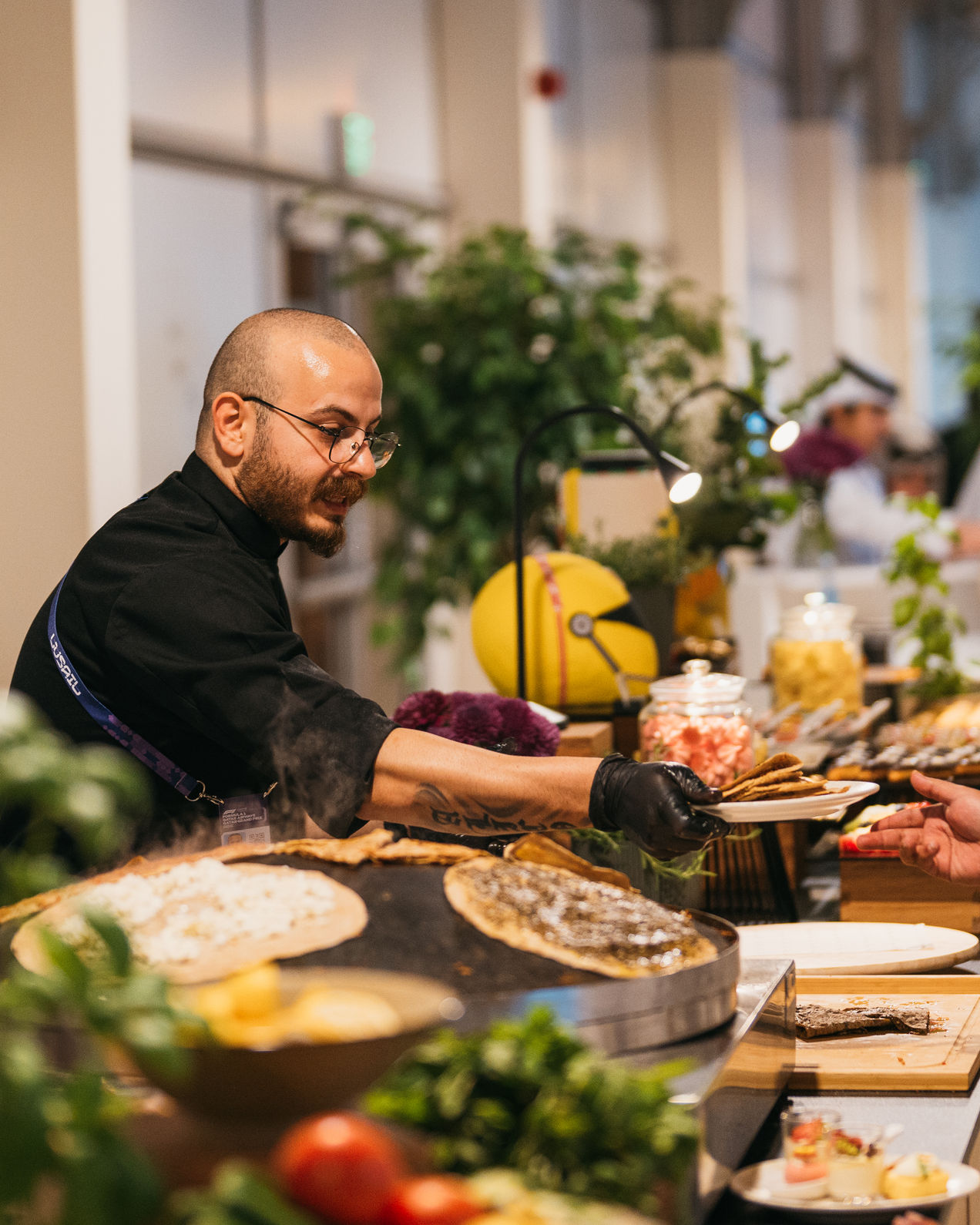 Een kok deelt eten uit in de Lusail Hill Lounge