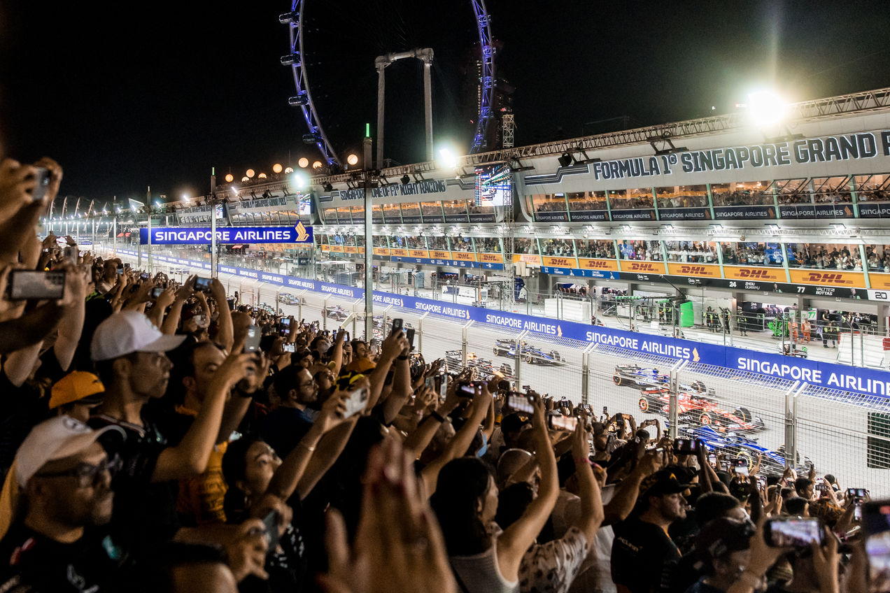 Die F1-Autos fahren beim Start des GP Singapur an der Boxentribüne vorbei