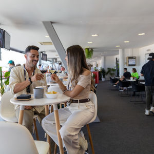 Die Gäste genießen die kostenlosen Getränke in der Sky View Racing Lounge beim GP Spanien