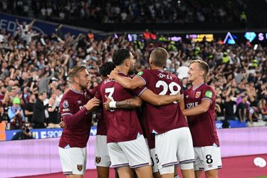 Joueurs de West Ham United debout bras dessus bras dessous avant un match