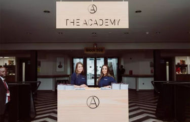 Personnel du salon d’hospitalité Academy Bar de West Ham United accueillant les invités au London Stadium