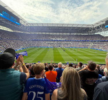 Supporters d’Everton regardant un match depuis les tribunes de Goodison Park