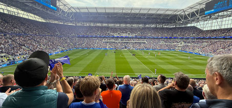 Aficionados del Everton viendo un partido desde las gradas de Goodison Park