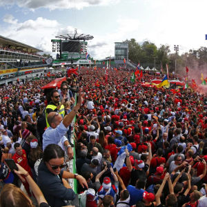 Ferrari tifosi op het circuit tijdens de Italiaanse GP Monza